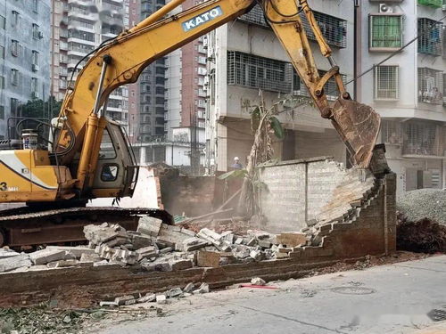 雷州市聯合執法拆除長寧西路建設障礙物，打通城市“斷頭路”