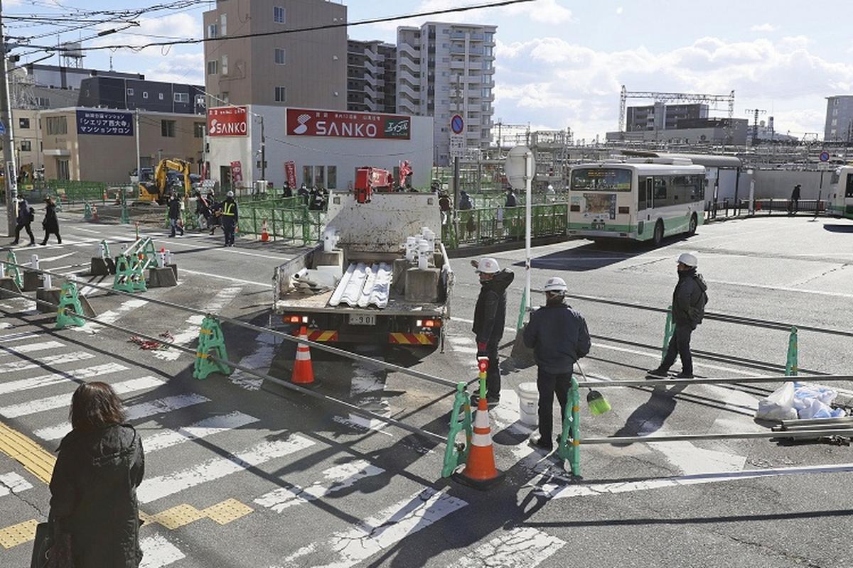 安倍遇刺現場道路改造 建筑工人拆除事發地建筑物，歷史與記憶的交織