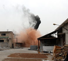 濮院絹麻廠煙囪成功爆破拆除 標志著區域更新邁入新階段